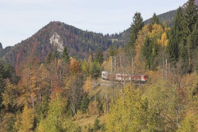 Da der 6832 in Gösing den E6841 "Freunde der Mariazellerbahn" kreuzt, wäre üblicherweise nicht lange auf diesen zu warten. Die Langsamfahrstellen zwischen St. Pölten und Ober Grafendorf werfen den Fahrplan aber gehörig durcheinander. Nun taucht er aber endlich am Horizont auf...
Schlüsselwörter: Mariazellerbahn , Bergstrecke , Südrampe , 1099 ,