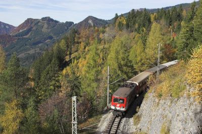 Der E6841 mit 1099 007-5 wird sogleich in den Großen Klausgrabentunnel einfahren.
Schlüsselwörter: Mariazellerbahn , Bergstrecke , Südrampe , 1099 ,  Großer Klausgrabentunnel