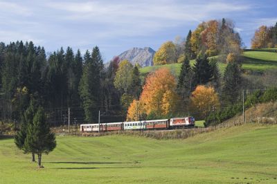 Noch einmal zurück zur Fotostelle an der Bundesstraße, die 1099 007-5 ist mit dem Gösinger Pendler unterwegs. Ein Polarisationsfilter vor dem Objektiv filtert den Dunst zur Mittagszeit und sorgt für kräftige Herbstfarben
Schlüsselwörter: Mariazellerbahn , Bergstrecke , Südrampe , 1099 ,  Annaberg