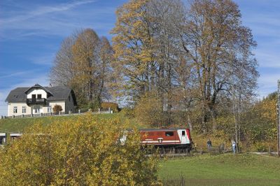 Bei diesem perfekten Wetter waren zahlreiche Fotografen an der Strecke anzutreffen. Dieser Kollege versuchte es mit einer Fronatalaufnahme der 1099 007-5.
Schlüsselwörter: Mariazellerbahn , Bergstrecke , Südrampe , 1099 ,  Annaberg