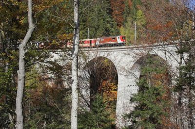 Da der Gösinger Pendler nur eine kurze Wendezeit hat und schon bald wieder zurück nach Mariazell fährt, war nicht viel Zeit für einen allzu großzügigen Ortswechsel. Der Saugrabenviadukt lag aber in erreichbarer Nähe und bietet auch aus dem Wald heraus einen imposanten Anblick.
Schlüsselwörter: Mariazellerbahn , Bergstrecke , Südrampe , 1099 ,  Saugrabenviadukt