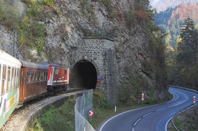 Der talwärts fahrende "Ötscherland" wird gleich in den Natterstunnel eintauchen.
Schlüsselwörter: Mariazellerbahn , MzB , Talstrecke , 1099 , Natterstunnel