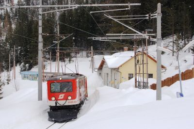 1099 007-5 in der Erlaufklause
Mächtige Schneehaufen türmen sich in der Station und bieten so für einige Zeit ungewöhnliche Fotostandpunkte. Reguläre Fahrgäste sind hier, anders als in der Sommersaison, jetzt seltener anzutreffen und so fährt der E 6841 "Freunde der Mariazellerbahn" ohne Halt durch.
Schlüsselwörter: Mariazellerbahn , MzB , Bergstrecke , Südrampe , Erlaufklause , 1099