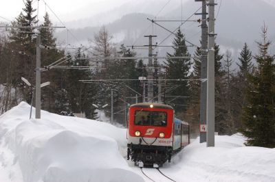 Gösinger Pendler
Der tägliche Pendelzug von Mariazell nach Gösing und retour macht in Erlaufklause Halt, um einen Passagier (nämlich den Fotografen) zusteigen zu lassen.
Schlüsselwörter: Mariazellerbahn , MzB , Bergstrecke , Südrampe , Erlaufklause , 1099