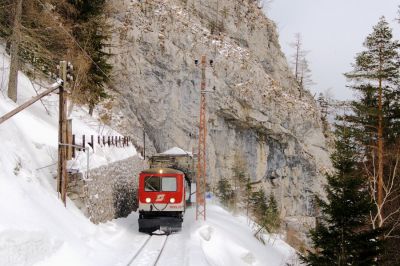 An der Reithmauer
Die Reithmauer bei Annaberg zählt zweifellos zu den eindrucksvollsten Motiven an der Südrampe. 1099 007-5 ist nun wieder mit Schneepflug versehen und begibt sich heimwärts in Richtung St. Pölten.
Schlüsselwörter: Mariazellerbahn , MzB , Bergstrecke , Südrampe , Reithmauertunnel , 1099