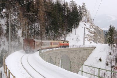 Nachschuss am Saugrabenviadukt
Planmäßig ist der Regionalzug "Bürgeralpe" mit einem Dieseltriebwagen der Reihe 5090 unterwegs, und so hatte ich mich nur für einen "Nachschuss" am Viadukt postiert. Groß war das Erstaunen, nun der 1099 004-2 zu begegnen, aber was soll's, auch von hinten hat ein Zug der Mariazellerbahn so seine Reize.
Schlüsselwörter: Mariazellerbahn , MzB , Bergstrecke , Südrampe , Saugrabenviadukt , 1099