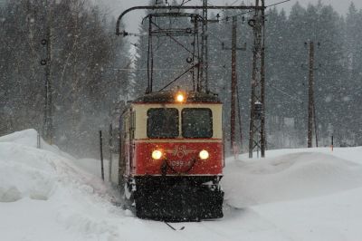 Heimkehr in der Dämmerung
Als 1099.14 schon in der Abenddämmerung in den Bahnhof Annaberg einfährt, hat es wieder zu schneien begonnen. Es ist kein Ende des Winters in Sicht und es werden in dieser Saison wohl noch einige Fotos von 1099 mit Schneepflug entstehen.
Schlüsselwörter: Mariazellerbahn , MzB , Bergstrecke , Südrampe , Annaberg , 1099