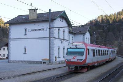 4090 am Morgen
Als erste Tour des Tages von Mariazell kommt planmäßig der dreiteilige 4090 talwärts. In Laubenbachmühle begegnet er mir mit Triebkopf 4090 003-7 und dem Steuerwagen 6090 001-6. An diesem Tag sind beide Einheiten dreiteilig unterwegs, mit allen drei Triebwagen im Einsatz!
Schlüsselwörter: Mariazellerbahn , MzB , Bergstrecke , Laubenbachmühle , 4090