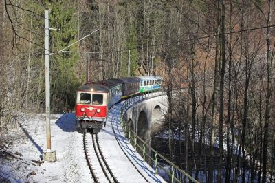 Eierzeilgraben-Viadukt
Gemessen an den Schneemassen der vorangegangenen Winter war dieser eine recht bescheidene Angelegenheit. Beim Eierzeilgrabenviadukt auf der obersten Ebene der Nordrampe konnte sich zumindest noch ein Rest der Schneefälle halten. 1099.02 ist hier mit dem "Ötscherbären" nach Mariazell unterwegs.
Schlüsselwörter: Mariazellerbahn , MzB , Bergstrecke , Norddrampe , Eierzeilgraben-Viadukt , 1099