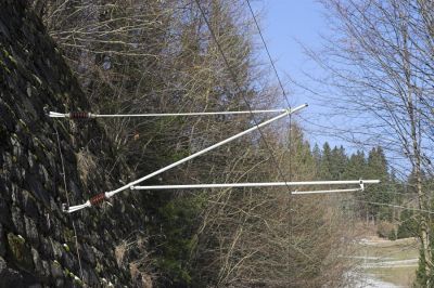 Fahrleitungsausleger an der Stützmauer
Eine interessante Art der Fahrleitungsmontage wurde bei Kilometer 58,5 ausgeführt. Der Ausleger wurde direkt an der Stützmauer montiert.
Schlüsselwörter: Mariazellerbahn , MzB , Bergstrecke , Norddrampe , Fahrleitung