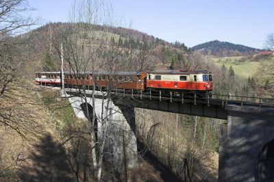 Weißwasser-Viadukt
In frühlingshafter Landschaft fährt ein Zug mit 1099 004-2 auf dem Weißwasserviadukt talwärts. Während auf der oberen Ebene noch einige Schneereste für einen Hauch von Winterstimmung sorgen, ist in diesem Abschnitt keine Spur von weißer Pracht mehr zu sehen.
Schlüsselwörter: Mariazellerbahn , MzB , Bergstrecke , Norddrampe , Weißwasser , 1099