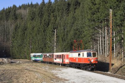 Neulack
In prächtigem Neulack präsentiert sich 1099 011-7 vor einem bunt zusammengewürfelten Zug in der Haltestelle Unter Buchberg.
Schlüsselwörter: Mariazellerbahn , MzB , Bergstrecke , Norddrampe , Unter Buchberg , 1099