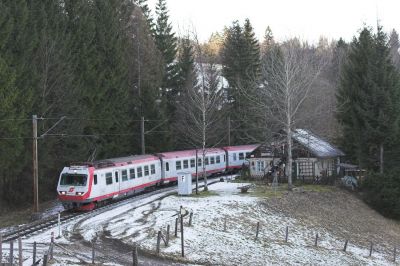 4090 in Ober Buchberg
Die Sonne hat sich schon zurückgezogen, als ein dreiteiliger 4090 auf Talfahrt die ehemalige Ausweichstation Ober Buchberg passiert. An dieser schattigen Stelle konnte sich auch auf der mittleren Ebene der Nordrampe noch ein bescheidener Rest des dürftigen Winters halten.
Schlüsselwörter: Mariazellerbahn , MzB , Bergstrecke , Norddrampe , Ober Buchberg , 4090