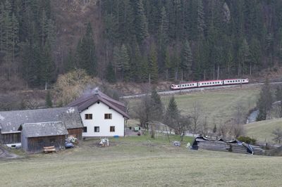 4090 im Natterstal
Auf der untersten Ebene der Bergstrecke im Natterstal ist ein dreiteiliger "Turbo"-4090 mit zwei Triebköpfen in Richtung St. Pölten unterwegs. Vor wenigen Minuten konnte ich den selben Zug noch in der ehemaligen Ausweichstelle Ober Buchberg, nur wenige Schritte von dieser Fotostelle entfernt, ablichten.
Schlüsselwörter: Mariazellerbahn , MzB , Bergstrecke , Norddrampe , Natterstal , 4090