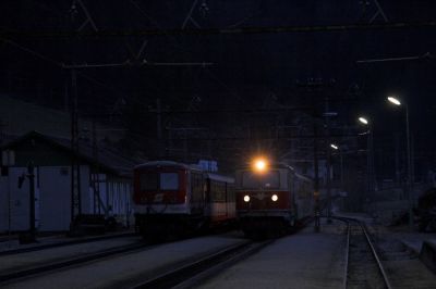 Abendstimmung "in der Laube"
Für einige Minuten stört der "Ötscherbär" mit 1099.02 die Ruhe am Bahnhof Laubenbachmühle. Er wird hier die Kreuzung mit der letzten Bergfahrt des Tages abwarten, ebenfalls mit 1099 und Klassen geführt. An diesem Wintersonntag hatte somit kein einziges Dieseltriebfahrzeug die Bergstrecke befahren.
Schlüsselwörter: Mariazellerbahn , MzB , Bergstrecke , Laubenbachmühle , 1099