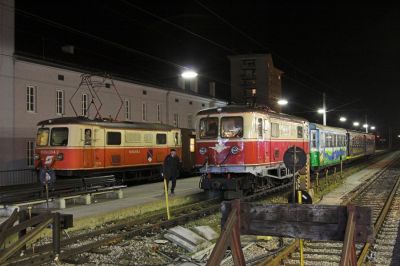 Zwei 1099 in St. Pölten
1099.02 ist mit dem "Ötscherbär" in St. Pölten angekommen, leider war zu rasch abgebügelt und die Lichter schon erloschen. Auf dem Nebengleis steht 1099 004-2 am Zugschluss einer "eingewickelten" Garnitur zur Abfahrt bereit. 
Schlüsselwörter: Mariazellerbahn , MzB ,Talstrecke , St. Pölten , 1099