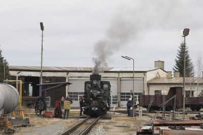 Beim Heizhaus Ober Grafendorf wird die Mh.6 auf ihren großen Auftritt anlässlich der Präsentation des H0e-Modells von Roco vorbereitet.
Schlüsselwörter: Mariazellerbahn , MzB , Talstrecke , Ober Grafendorf , Mh.6