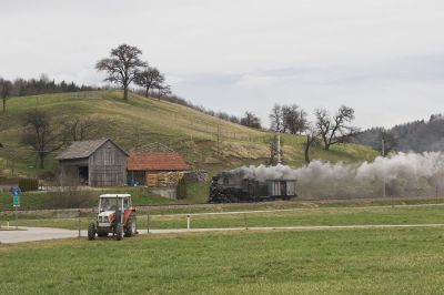 Hinter Hofstetten-Grünau ist die Mh.6 mit ihrem Begleitwagen "Jaro" nach Kirchberg an der Pielach unterwegs.
Schlüsselwörter: Mariazellerbahn , MzB , Talstrecke , Hofstetten-Grünau , Mh.6