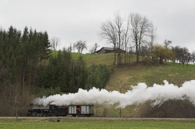 Mh.6 mit Begleitwagen "Jaro" bei Hofstetten-Grünau
Schlüsselwörter: Mariazellerbahn , MzB , Talstrecke , Hofstetten-Grünau , Mh.6