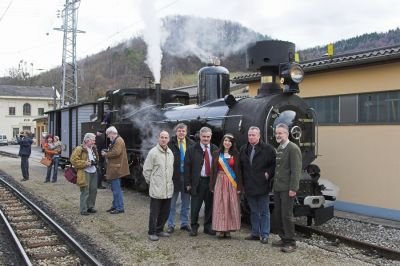 Anlässlich der Präsentation der Mh.6 im Maßstab 1:87 von Roco: Die p.t. Honoratioren präsentieren sich mit der Dirndlkönigin vor der gelassen vor sich hin dampfenden Mh.6 am Bahnhof Kirchberg an der Pielach.
Schlüsselwörter: Mariazellerbahn , MzB , Talstrecke , Kirchberg , Mh.6