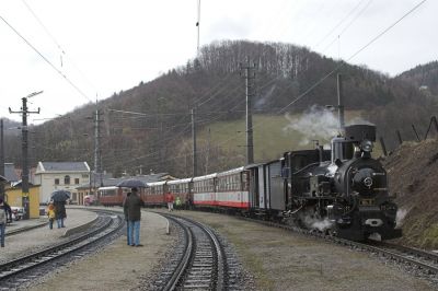 Der Sonderzug nach Winterbach, leider nicht ganz sortenrein, steht im Bahnhof Kirchberg an der Pielach zur Abfahrt bereit.
Schlüsselwörter: Mariazellerbahn , MzB , Mh.6 , Kirchberg