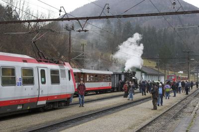 Ein Treffen der Generationen am Bahnhof Laubenbachmühle. 4090 und 1099 007-5 warten abgestellt auf ihre nächsten Einsätze, während die Mh.6 am Wasserkran ihre Vorräte ergänzt.
Schlüsselwörter: Mariazellerbahn , MzB , 4090 , Mh.6 , 1099 , Laubenbachmühle