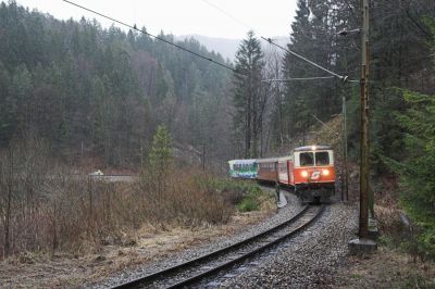 1099 016-6 mit einer bunt zusammengestellten Wagengarnitur auf Bergfahrt in der Talkehre bei Unter Buchberg
Schlüsselwörter: Mariazellerbahn , MzB , 1099 , Bergstrecke , Nordrampe , Talkehre