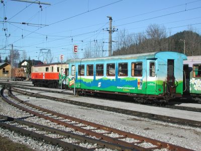 Waggon "St. Pölten" hinter einer 1099 in Mariazell
Schlüsselwörter: Mariazellerbahn , MzB , 1099 , Mariazell