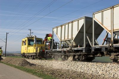 Abladen von Schotter vor Ober Grafendorf
Schlüsselwörter: Mariazellerbahn , MzB , Gleisbau