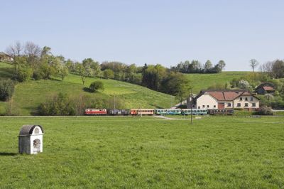 Hinter Hofstetten-Grünau passiert der Zug dieses einsam in der Wiese stehende Marterl.
Schlüsselwörter: Mariazellerbahn , MzB , 1099 ,  Hofstetten-Grünau