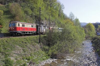 Jene Stellen, an denen die Mariazellerbahn an einem Gewässer entlang fährt sind leider durch dicht wuchernden Bewuchs praktisch unfotografierbar. Von einer Brücke in Frankenfels ist dieses Motiv am Nattersbach noch unter Zuhilfenahme eines Weitwinkelobjektives machbar.
Schlüsselwörter: Mariazellerbahn , MzB , 1099 ,  Frankenfels