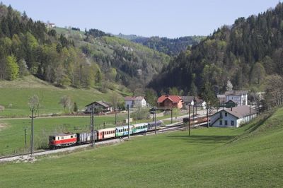 Der "Ötscherbär" verläßt den Bahnhof Laubenbachmühle.
Schlüsselwörter: Mariazellerbahn , MzB , 1099 ,  Laubenbachmühle