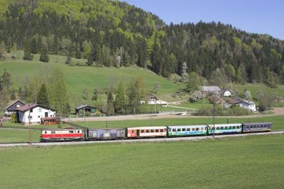 Der "Ötscherbär" kurz nach dem Bahnhof Laubenbachmühle
Schlüsselwörter: Mariazellerbahn , MzB , 1099 ,  Laubenbachmühle