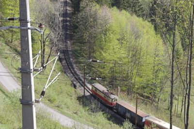 Nicht gerade eine fotografische Meisterleistung, aber ein ungewöhnlicher Blickwinkel, der Auskunft gibt, über die Linienführung der Mariazellerbahn. Blick vom Hotel Winterbach über die Fahrleitung der obersten auf die Gleise der mittleren Ebene der Nordrampe.
Schlüsselwörter: Mariazellerbahn , MzB , 1099 ,  Winterbach