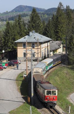 Der Ötscherbär hat einen kurzen Halt im Bahnhof Winterbach eingelegt und macht sich nun auf den Weg nach Mariazell.
Schlüsselwörter: Mariazellerbahn , MzB , 1099 ,  Winterbach