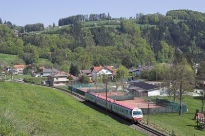 Der dreiteilige 4090 mit Steuerwagen hat Rabenstein hinter sich gelassen und eilt am Vormittag seinem Ziel Mariazell entgegen.
Schlüsselwörter: Mariazellerbahn , MzB , 4090 ,  Rabenstein