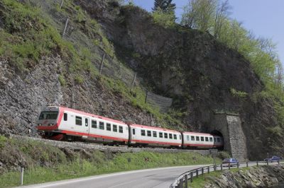 Der dreiteilige 4090 hat Steuerwagen voraus den Natterstunnel verlassen.
Schlüsselwörter: Mariazellerbahn , MzB , 4090 ,  Natterstunnel