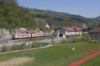 Dreiteiliger 4090 nach dem Bahnhof Frankenfels
Schlüsselwörter: Mariazellerbahn , MzB , 4090 , Frankenfels