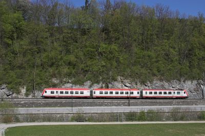 Hinter Frankenfels müssen sich Bahn und Straße wieder den knappen Platz zwischen Nattersbach und Felswand teilen
Schlüsselwörter: Mariazellerbahn , MzB , 4090 , Frankenfels