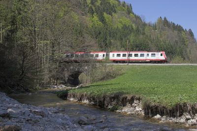 So von der Seite gesehen fällt gar nicht auf, dass es sich bei dieser Aufnahme des 4090 in der Talkehre auf der Brücke über den Nattersbach eigentlich um einen "Nachschuss" auf einen bergwärts fahrenden Zug handelt.
Schlüsselwörter: Mariazellerbahn , MzB , 4090 , Talkehre