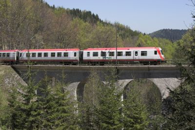 Steuerwagen voraus fährt der dreiteilige 4090 über den Heugrabenviadukt dem Gösingtunnel entgegen.
Schlüsselwörter: Mariazellerbahn , MzB , 4090 , Heugrabenviadukt