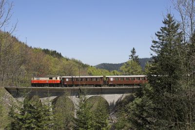 Offensichtlich leer fährt der 6832 mit 1099 011-7 über den Heugrabenviadukt talwärts. An diesem prächtigen Tag möchte um diese Zeit wohl noch niemand nach Hause fahren.
Schlüsselwörter: Mariazellerbahn , MzB , 1099 ,