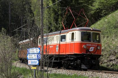 An der Eisenbahnkreuzung zwischen dem Natterstunnel und dem Schwarzenbachtunnel fährt 1099 011-7 ihrem Ziel St. Pölten entgegen. 
Schlüsselwörter: Mariazellerbahn , MzB , 1099