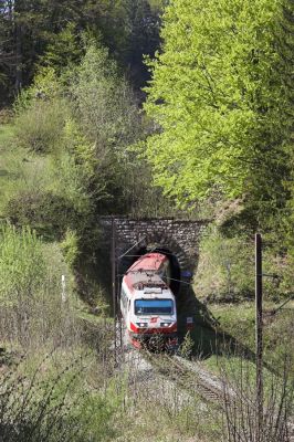 Am Stettenriegeltunnel wurde der dreiteilige 4090 auf Talfahrt eingefangen.
Schlüsselwörter: Mariazellerbahn , MzB , 4090