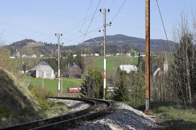 Die Ausfahrt aus dem Bahnhof Annaberg in Richtung St. Pölten bot früher einen recht schönen Blick auf Reith und Joachimsberg (am Berg im Hintergrund). Starker Bewuchs und Baumpflanzungen in Gleisnähe haben diese Fotostelle jedoch in den letzten Jahren stark verändert. Der 6842 mit 1099.02 hat soeben den Bahnhof verlassen.
Schlüsselwörter: Mariazellerbahn , MzB , 1099 ,  Annaberg