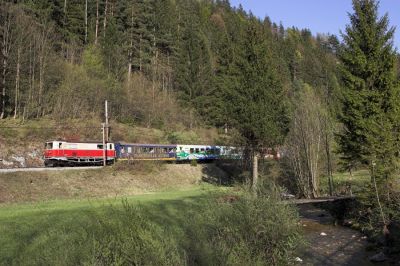 Auf der Strecke von Annaberg nach Winterbach hat die Bahn dank Gösingtunnel die besseren Karten. Erst unten im Nattestal zwischen Unter Buchberg und Laubenbachmühle war der Zug, den wir zuvor in Annaberg abgelichtet hatten, wieder einzuholen gewesen.
Schlüsselwörter: Mariazellerbahn , MzB , 1099