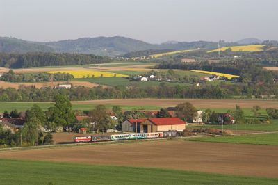 Vom Wasserbehälter in den Hügeln bei Ober Grafendorf eröffnet sich eine herrliche Aussicht auf die lange Gerade und das umgebende Hügelland, das um diese Jahreszeit durch gelb blühende Rapsfelder optisch bereichert wird. 
Schlüsselwörter: Mariazellerbahn , MzB , 1099 ,  Klangen