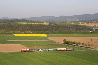 Auf der langen Geraden eilt der mit 1099.02 bespannte Zug seinem Ziel entgegen. An diesem Tag wird er aber schon in  Ober Grafendorf enden, die weitere Strecke ist wegen Gleisbauarbeiten gesperrt.
Schlüsselwörter: Mariazellerbahn , MzB , 1099