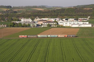 In der Ebene bei Ober Grafendorf treffen landwirtschaftlich und industriell genutzte Flächen aufeinander. Das markante Fahrgeräusch der 1099 ist auch oben an meinem Fotostandpunkt noch zu vernehmen.
Schlüsselwörter: Mariazellerbahn , MzB , 1099 ,  Ober Grafendorf