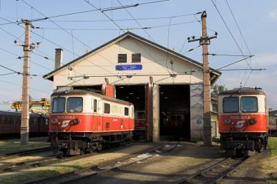 Sommerabend auf der "Alm", zwei 1099 vor der Lokremise
Schlüsselwörter: St. Pölten Alpenbahnhof , 1099